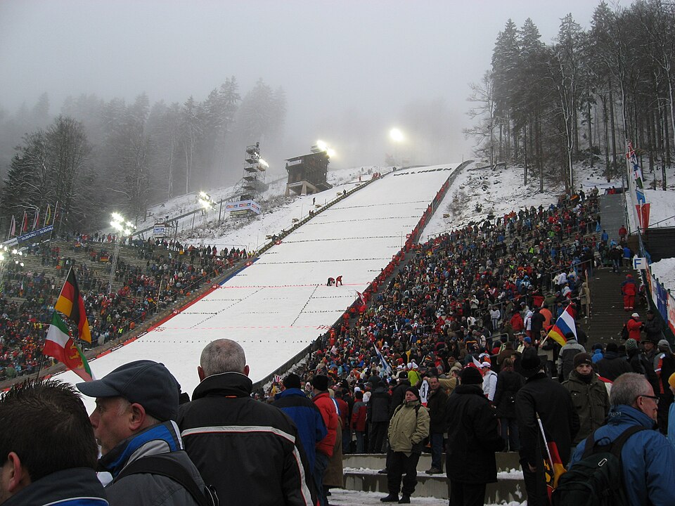 Die Mühlenkopfschanze im Winter, umgeben von Schnee