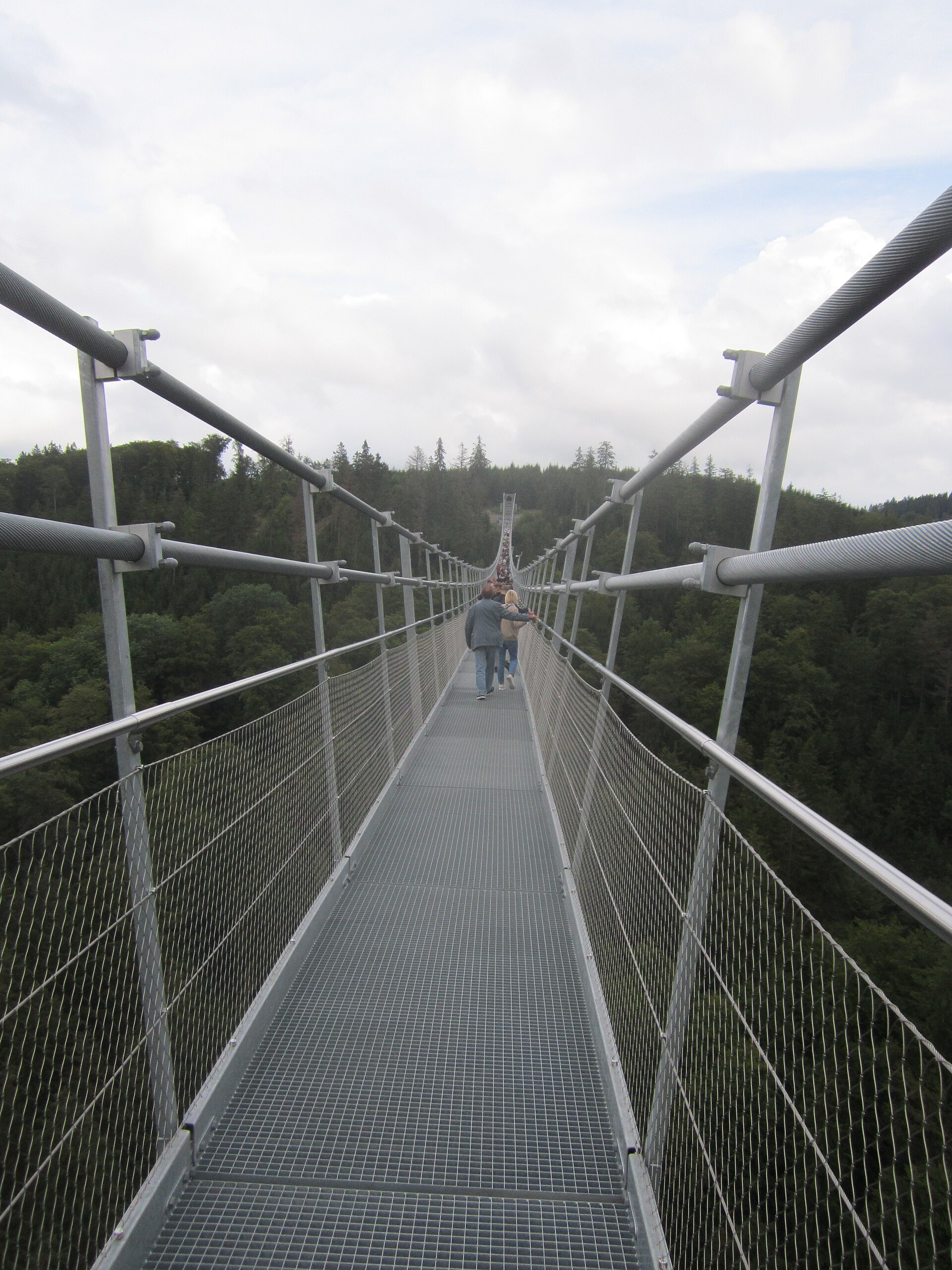 Fußgänger auf dem Skywalk Willingen